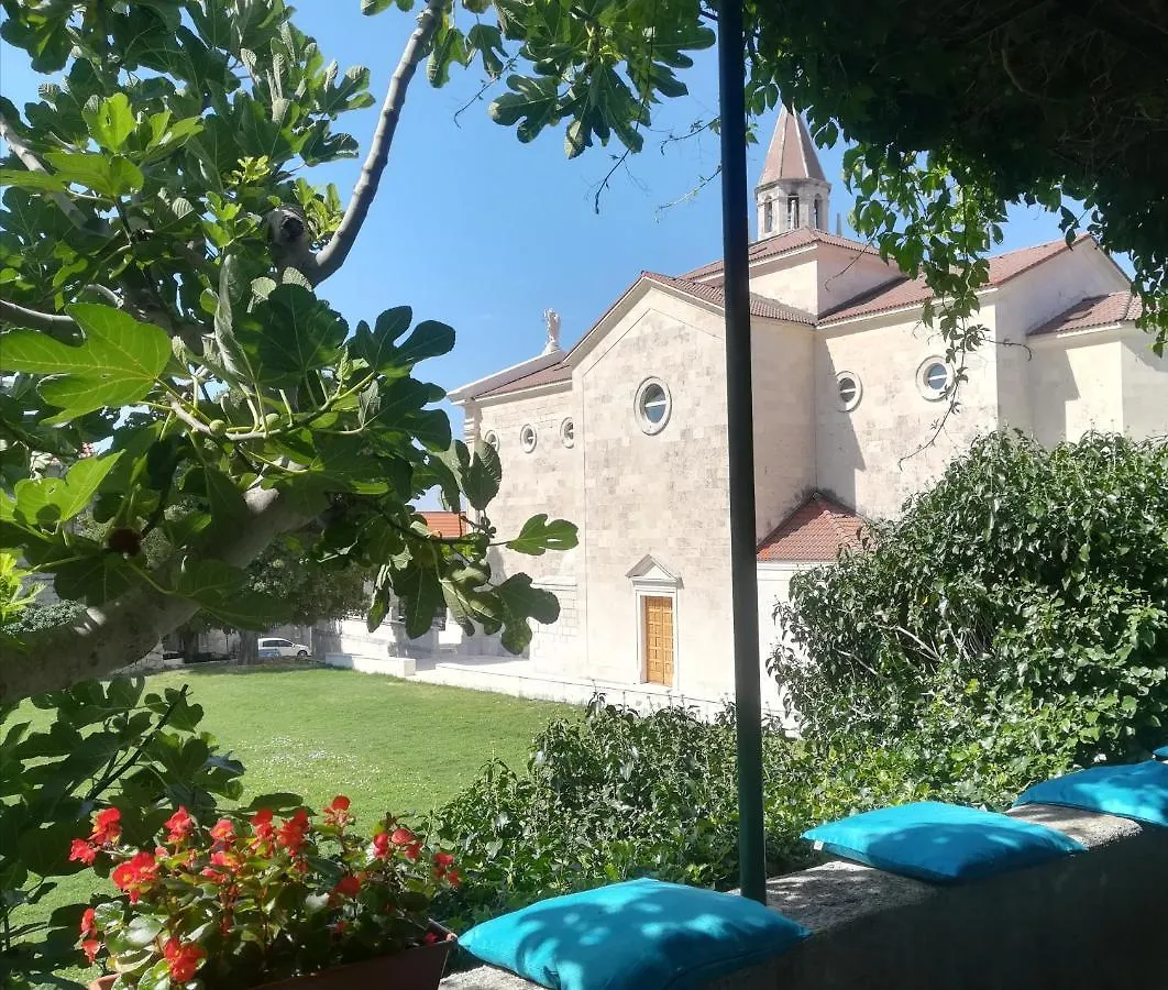 Dida Roko, Rustikalni Apartman S Terasom Kaštela 0*,