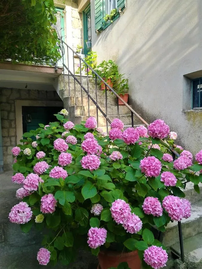 Dida Roko, Rustikalni Apartman S Terasom Kaštela Appartement